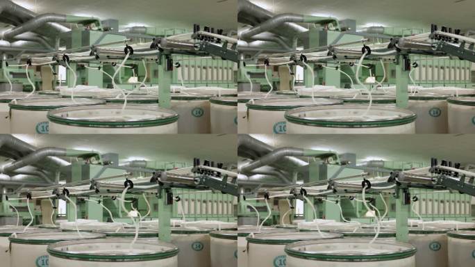 自动化纺织纺纱车间 纺纱机械正在生产