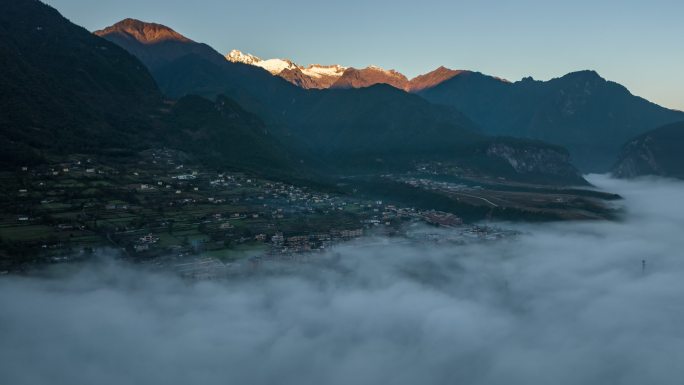 云南怒江傈僳族丙中洛人神共居秋色高空延时