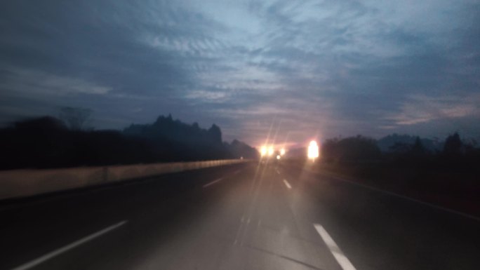 黎明清晨山区高速开车视觉