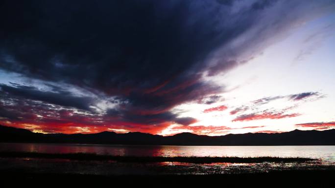 湖边的流云日落和晚霞