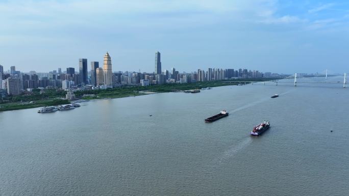 武汉长江上航行的货船航拍
