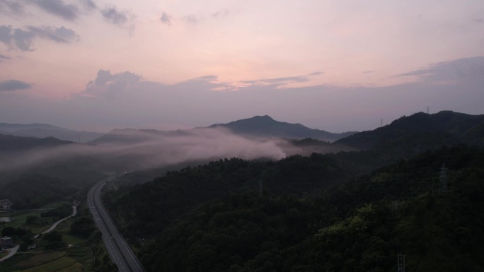 日出山间的延时