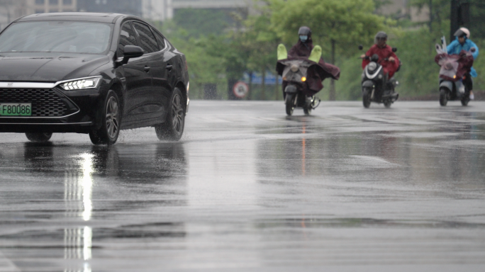 雨天城市街道积水汽车行人