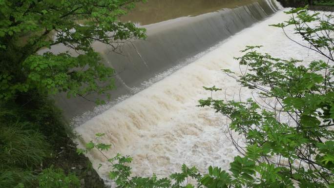 暴雨天气  大坝决堤