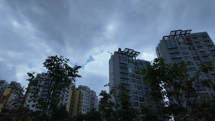 暴风雨前的公寓与天空：延时摄影高清素材