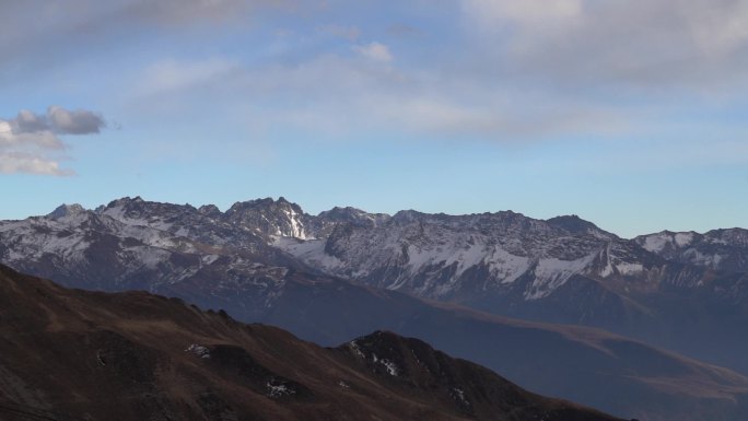 夹金山垭口雪山群日落延时