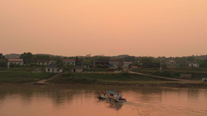 夕阳下的船