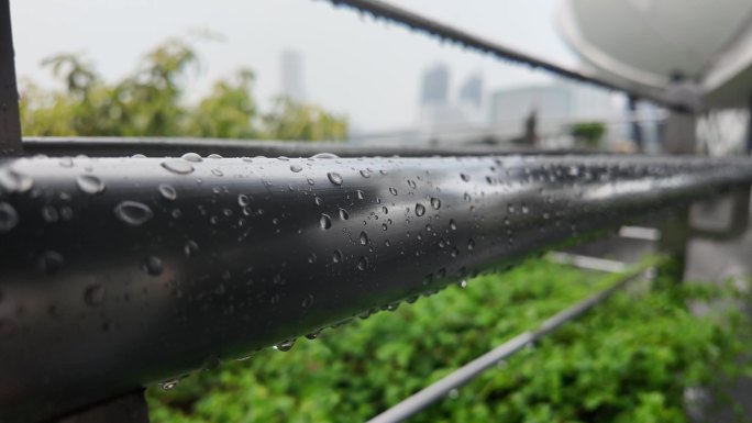 雨后之美：不锈钢扶手上的水滴2
