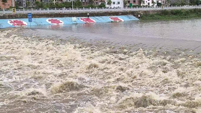 春季大雨过后河水暴涨