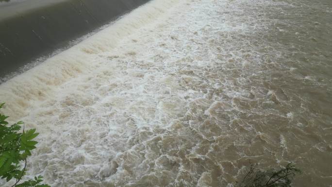 暴雨天气  大坝决堤