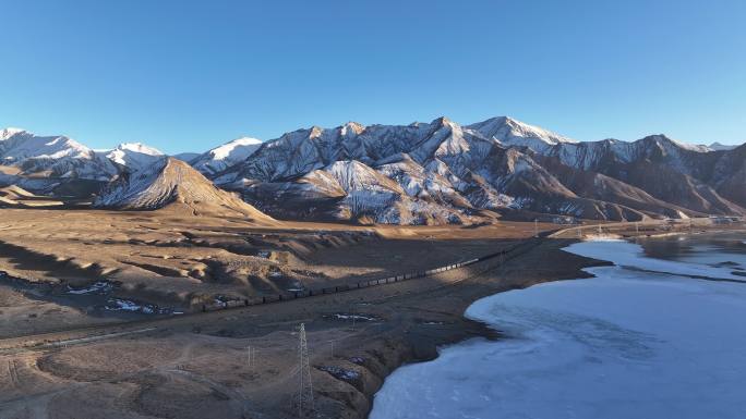 雪山脚下，青藏铁路上火车行驶