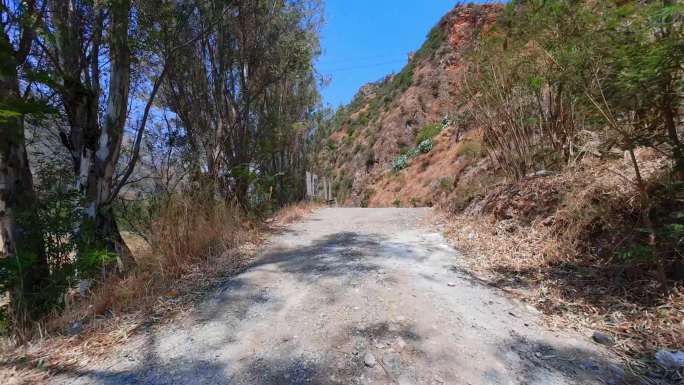 乡下农村贫困山区进村崎岖颠簸土路车载拍摄