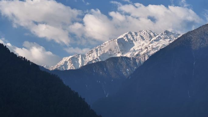 雪山森林蓝天白云