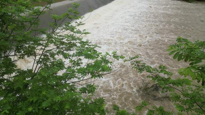 暴雨天气  大坝决堤