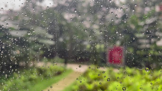 雨夜之珠：玻璃上水珠滴落慢镜头高