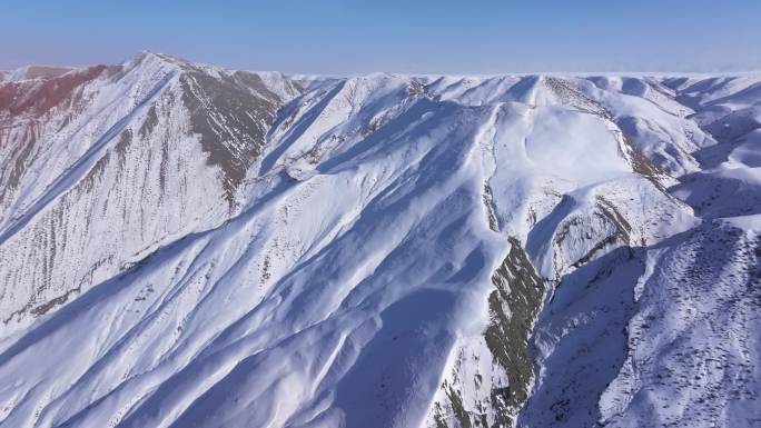 航拍新疆冬季安集海大峡谷红色山脉雪山河流