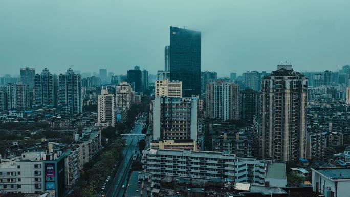 暴雨中都市