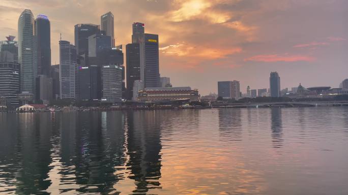 新加坡滨海湾夕阳倒影