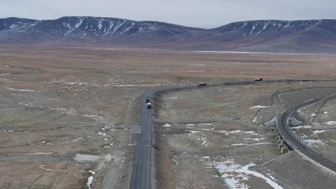 青藏公路可可西里段上的货车行驶不停