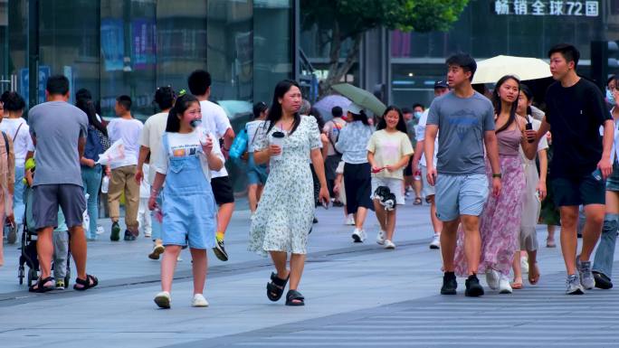 城市夏天暑假酷暑高温炎热街道人群人流街景