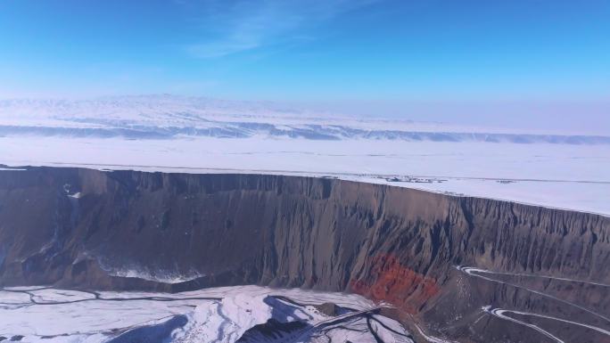 航拍新疆冬季安集海大峡谷红色山脉雪山河流