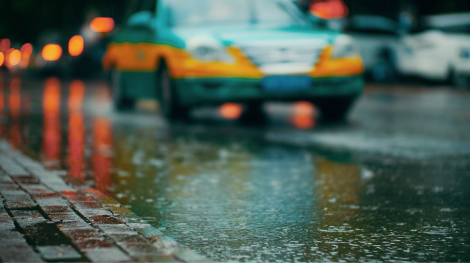 氛围感下雨路面积水涟漪行人潮湿雨季