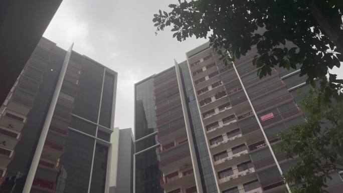 雨中高层住宅楼：高清视频素材
