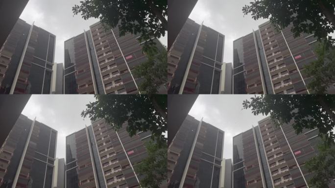 雨中高层住宅楼：高清视频素材