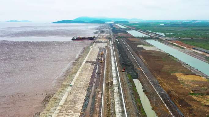 台州湾新区，提升后的海边堤坝，工程施工