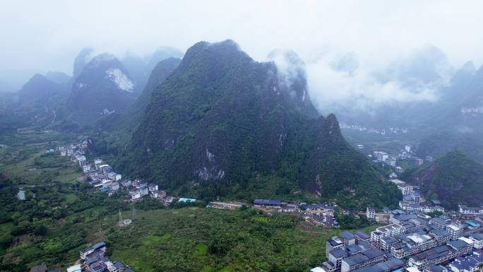 广西桂林阳朔兴坪古镇烟雨漓江风景航拍4K