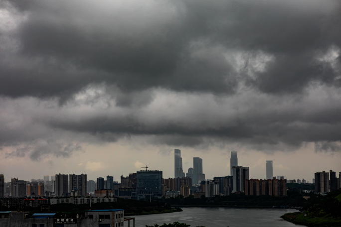 暴雨来袭 乌云密布 暴风雨倾盆