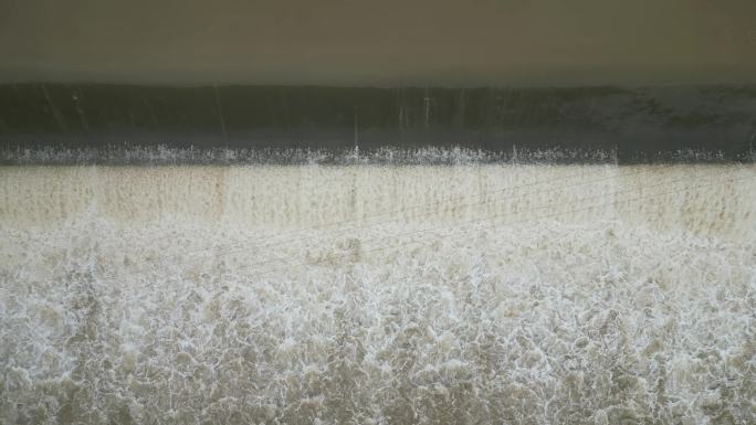 暴雨天气  大坝决堤