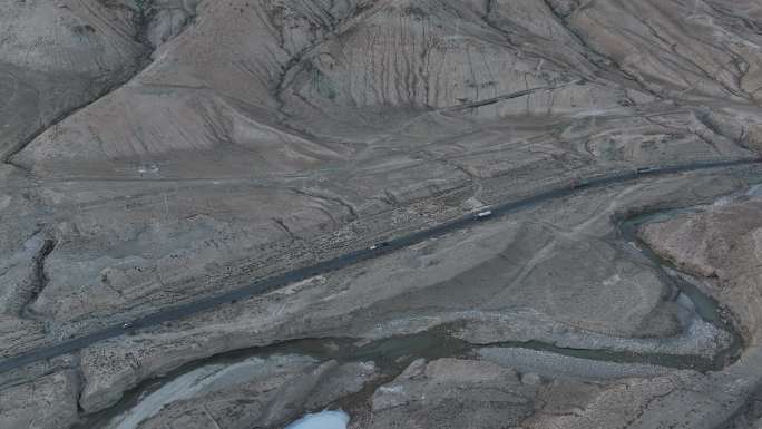 荒野中的青藏公路