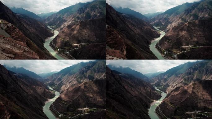 金沙江水系峡谷中的蜿蜒河流迪庆藏族