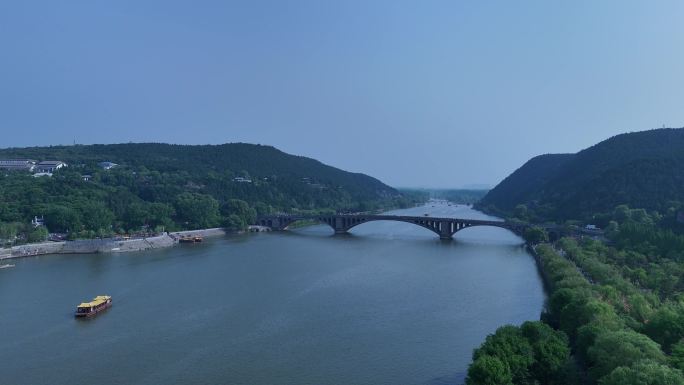 城市绿化运河山林游客