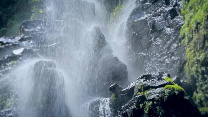 4k山谷瀑布水流