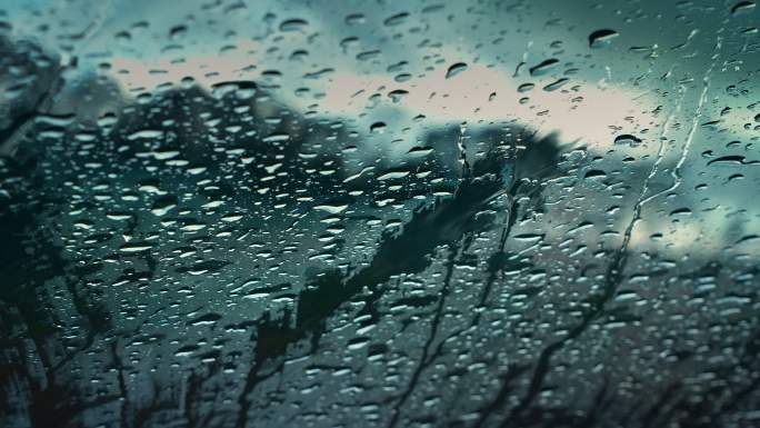 下雨天阴天汽车玻璃上的雨水雨滴