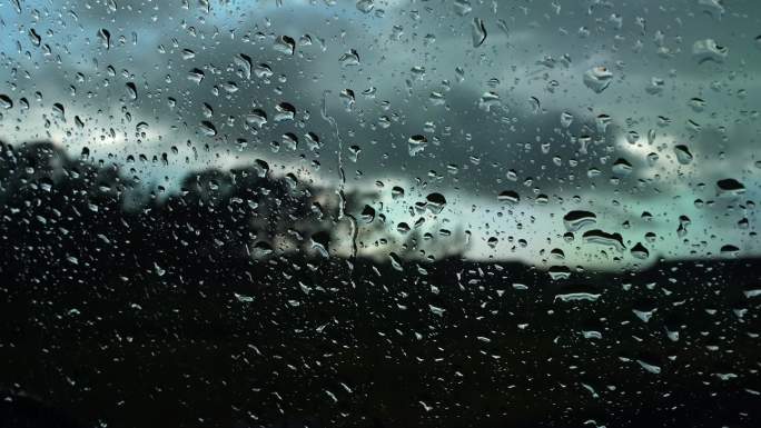 下雨天阴天汽车玻璃上的雨水雨滴