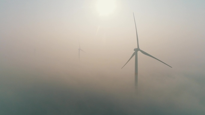 云雾中的电力风机航拍超清4K视频素材22