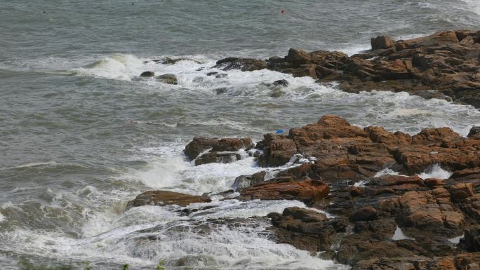 海浪拍击岩石