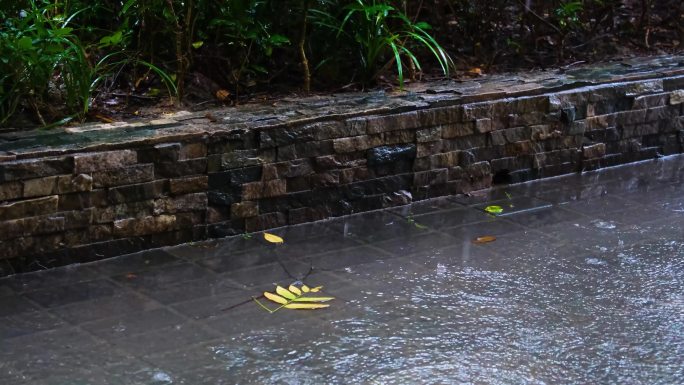 城市马路道路下暴雨下雨天雨水雨滴大自然风