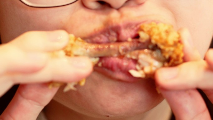 暴饮暴食吃汉堡吃薯条吃货炸鸡腿不健康饮食