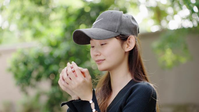 吃苹果的美女