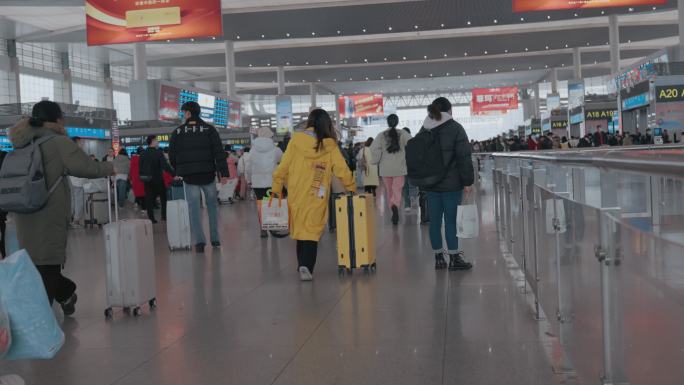 车站旅客推着行李箱奔跑赶车