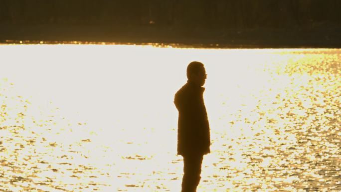 孤独男人海边散步压力大情绪低落忧郁
