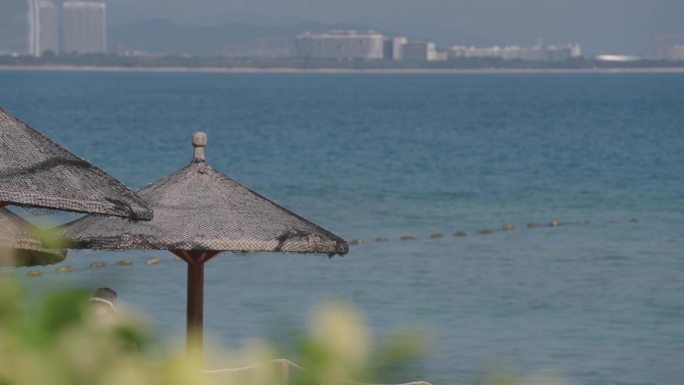 海边元素  海树亭子游艇游客小熊冲浪板