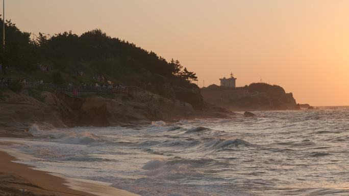 夕阳下波涛汹涌的海浪