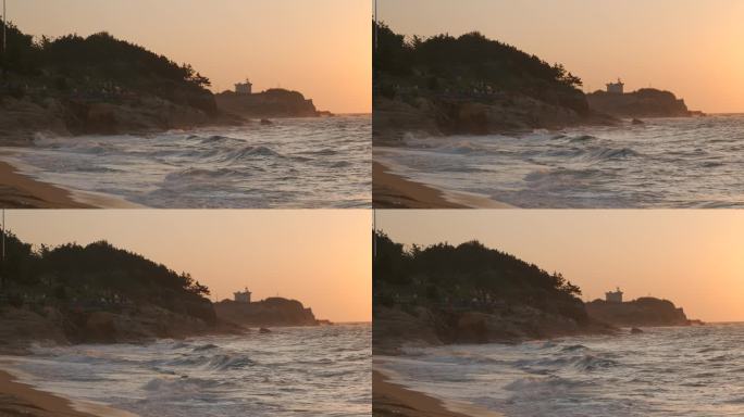 夕阳下波涛汹涌的海浪