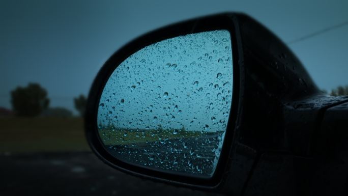 下雨天阴天汽车玻璃上的雨水雨滴