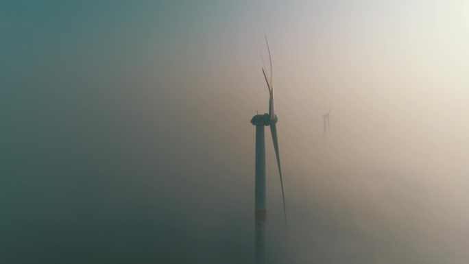 云雾缭绕中的电力风机航拍超清4K视频素材